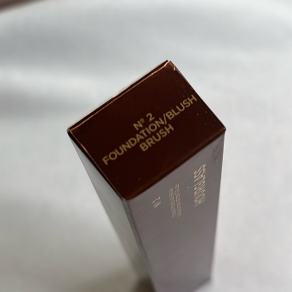 🧰 HOURGLASS | FOUNDATION/BLUSH BRUSH NO. 2 - Picture 2 of 7